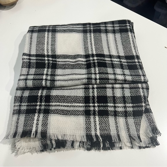 ModCloth Black White Loch and Key Glenn Plaid Blanket Scarf 55x56 - Picture 7 of 7